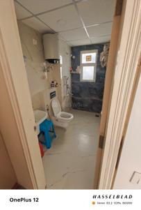 Bathroom Image of 1900 Sq.ft 3 BHK Apartment / Flat for rent in Omaxe The Palace, Gomti Nagar Lucknow for Rs. 50000