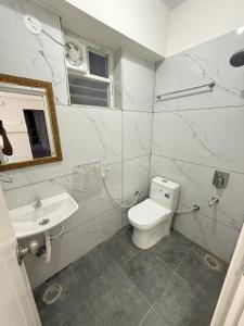 Bathroom Image of 450 Sq.ft 1 RK Apartment / Flat for rent in Marathahalli Bengaluru for Rs. 16000