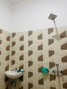 Bathroom Image of AC &amp; Non-AC Rooms for boys in Pipalgaon Jhalwa in Jhalwa, Allahabad