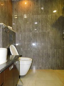 Bathroom Image of 2000 Sq.ft 3 BHK Builder Floor for sale in Safdarjung Enclave New Delhi for Rs. 50000000