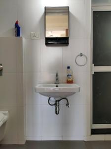 Common Bathroom Image of 1350 Sq.ft 3 BHK Apartment / Flat for sale in Oberoi Eternia Towers A to D, Mulund West Mumbai for Rs. 46000000
