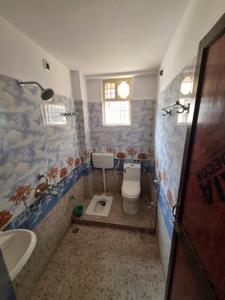 Bathroom Image of 1400 Sq.ft 3 BHK Apartment / Flat for rent in North Shastri Nagar Patna for Rs. 15500