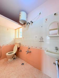 Bathroom Image of 550 Sq.ft 1 BHK Builder Floor for rent in Indira Nagar Bengaluru for Rs. 28000