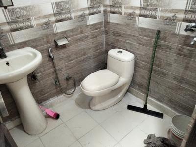 Bathroom Image of 550 Sq.ft 1 BHK Builder Floor for rent in Indirapuram Ghaziabad for Rs. 15000