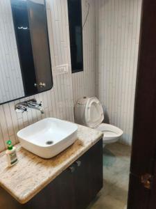 Bathroom Image of 1050 Sq.ft 2 BHK Apartment / Flat for sale in Raviraj Apartment, Andheri West Mumbai for Rs. 31500000