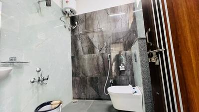 Bathroom Image of 700 Sq.ft 1 BHK Apartment / Flat for rent in Madhapur Hyderabad for Rs. 30000