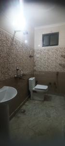 Bathroom Image of 900 Sq.ft 2.5 BHK Builder Floor for rent in Mukherjee Nagar New Delhi for Rs. 26000