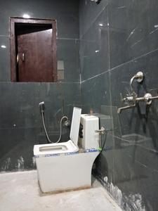 Common Bathroom Image of 600 Sq.ft 2 BHK Apartment / Flat for rent in Sector 72 Noida for Rs. 25000
