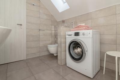 Bathroom Image of 750 Sq.ft 2 BHK Apartment / Flat for sale in Kabra Paradise, Andheri West Mumbai for Rs. 27500000
