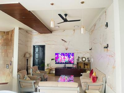 Living Room Image of 8500 Sq.ft 6 BHK Independent House for sale in Gomti Nagar Lucknow for Rs. 85000000