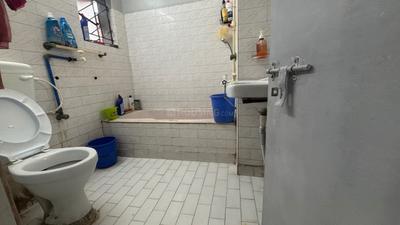 Bathroom Image of 1200 Sq.ft 3.5 BHK Apartment / Flat for sale in Naktala Kolkata for Rs. 6600000