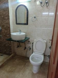 Bathroom Image of 1500 Sq.ft 3 BHK Apartment / Flat for sale in Saraswati Narmada Apartments, Vasant Kunj New Delhi for Rs. 40000000