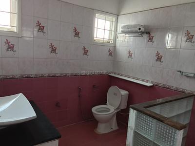 Bathroom Image of 5000 Sq.ft 4 BHK Independent House for rent in Panaiyur, Sholinganallur Chennai for Rs. 250000