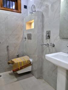 Common Bathroom Image of 450 Sq.ft 2 BHK Builder Floor for sale in Dwarka Mor New Delhi for Rs. 3200000