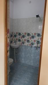 Bathroom Image of 800 Sq.ft 2 BHK Independent House for rent in Kamta Lucknow for Rs. 10000