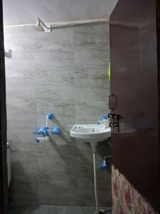 Common Bathroom Image of 300 Sq.ft 1 RK Apartment / Flat for rent in Sector 62A Noida for Rs. 9000