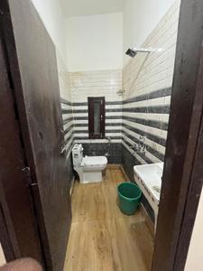 Bathroom Image of 400 Sq.ft 1 BHK Independent House for rent in Best Homes Paras Homes, Sector 72 Noida for Rs. 13000