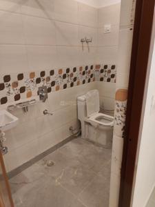 Bathroom Image of 611 Sq.ft 1 BHK Independent House for rent in RWA Lajpat Nagar 4 Colonies, Lajpat Nagar New Delhi for Rs. 24000