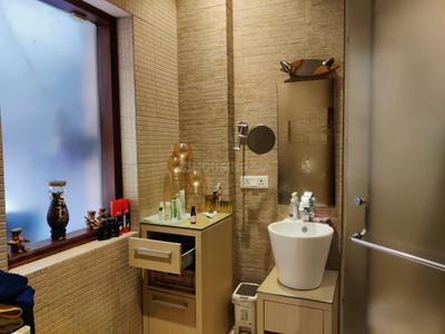 Bathroom Image of 11000 Sq.ft 6 BHK Independent House for sale in DLF City Floor Phase 2, DLF Phase 2 Gurgaon for Rs. 165000000