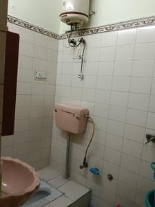 Bathroom Image of 450 Sq.ft 2 BHK Builder Floor for sale in Pandav Nagar New Delhi for Rs. 2900000