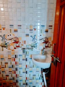 Bathroom Image of 1400 Sq.ft 3 BHK Builder Floor for rent in Kankarbagh Patna for Rs. 25000