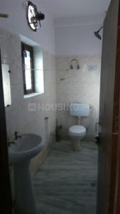 Bathroom Image of 850 Sq.ft 2 BHK Builder Floor for rent in Preet Vihar New Delhi for Rs. 18000