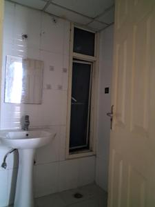 Common Bathroom Image of 1150 Sq.ft 2.5 BHK Apartment / Flat for sale in Supertech Cape Town, Sector 74 Noida for Rs. 12300000