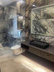 Bathroom Image of 2500 Sq.ft 3 BHK Builder Floor for rent in DLF Phase 2, DLF Phase 2 Gurgaon for Rs. 80000