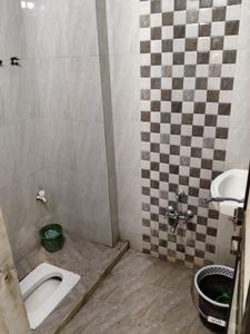Common Bathroom Image of 612 Sq.ft 2 BHK Apartment / Flat for rent in Vaishno Devi Circle Ahmedabad for Rs. 25000