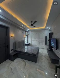 Bedroom Image of 600 Sq.ft 1 RK Builder Floor for rent in DLF Independent Floors, DLF Phase 3 Gurgaon for Rs. 22500