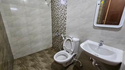 Bathroom Image of 1200 Sq.ft 2 BHK Independent House for rent in Mugalivakkam Chennai for Rs. 25000