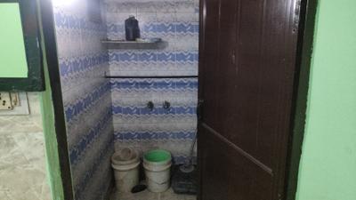 Bathroom Image of 668 Sq.ft 3 BHK Builder Floor for rent in Subzi Mandi New Delhi for Rs. 14500