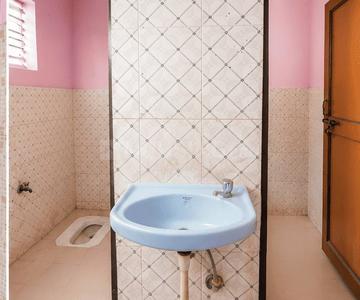 Bathroom Image of 550 Sq.ft 1 BHK Studio for rent in Dhawalgiri Apartment, Sector 56 Noida for Rs. 15000