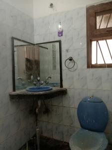 Common Bathroom Two Image of 900 Sq.ft 2 BHK Apartment / Flat for rent in Sukhdev Vihar New Delhi for Rs. 40000