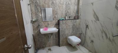 Bathroom Image of 2152 Sq.ft 3 BHK Builder Floor for rent in Gomti Nagar Lucknow for Rs. 25000