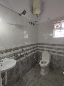Bathroom Image of 600 Sq.ft 1 BHK Independent House for rent in Cooke Town Bengaluru for Rs. 27000