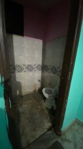Bathroom Image of 490 Sq.ft 1 RK Apartment / Flat for rent in Sector 44 Noida for Rs. 6500