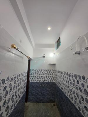 Bathroom Image of 1800 Sq.ft 2 BHK Builder Floor for rent in Krishna Nagar Lucknow for Rs. 25000