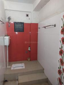 Bathroom Image of 985 Sq.ft 2 BHK Apartment / Flat for rent in Kanchrapara North 24 Parganas District for Rs. 10000