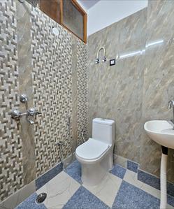 Bathroom Image of 900 Sq.ft 2 BHK Independent House for rent in Indirapuram Ghaziabad for Rs. 18000