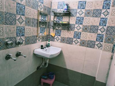 Bathroom Image of 1050 Sq.ft 2 BHK Apartment / Flat for rent in Nirupam Vatika, Sector 62 Noida for Rs. 27500