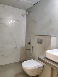 Common Bathroom Image of 640 Sq.ft 2 BHK Apartment / Flat for rent in The Atmosphere O2, Mulund West Mumbai for Rs. 60000