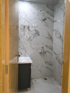 Common Bathroom Image of 1000 Sq.ft 2 BHK Builder Floor for sale in Indirapuram Ghaziabad for Rs. 6400000