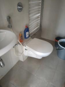 Common Bathroom Image of 985 Sq.ft 2 BHK Apartment / Flat for rent in Supreme Lake Florence, Powai Mumbai for Rs. 80000