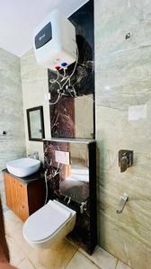 Bathroom Image of 900 Sq.ft 1 RK Builder Floor for rent in Palam Vihar Extension Gurgaon for Rs. 18000