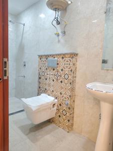Common Bathroom Image of 1200 Sq.ft 3 BHK Apartment / Flat for rent in Rajpur New Delhi for Rs. 30000