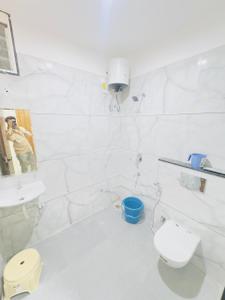Bathroom Image of 500 Sq.ft 1 BHK Builder Floor for rent in Mahalakshmi Nagar Indore for Rs. 17500