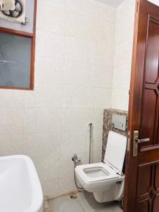 Bathroom Image of 973 Sq.ft 2 BHK Apartment / Flat for rent in Unitech Uniworld Gardens 2, Sector 47 Gurgaon for Rs. 35000