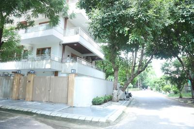 Image of 6000 Sq.ft 6 BHK Builder Floor for sale in Unitech Residency Greens, Sector 46, Gurgaon for Rs. 110000000