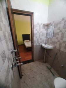 Bathroom Image of 400 Sq.ft 1 BHK Apartment / Flat for rent in Paharia Varanasi for Rs. 11500